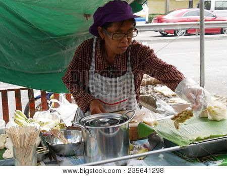 Bangkok, Thailand--street Food Vendors Displays A Wide Array Of Ready To Eat Seafood And Other Fried