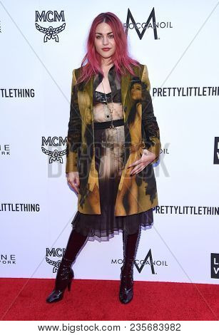 LOS ANGELES - APR 08:  Frances Bean Cobain arrives to the Daily Front Row Fashion Awards  on April 8, 2018 in Beverly Hills, CA                
