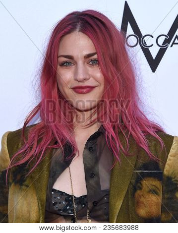 LOS ANGELES - APR 08:  Frances Bean Cobain arrives to the Daily Front Row Fashion Awards  on April 8, 2018 in Beverly Hills, CA                