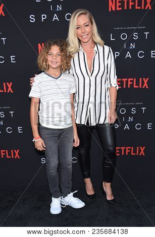 LOS ANGELES - APR 09:  Kendra Wilkinson and Hank Baskett IV arrives to the premiere of Netflix's 