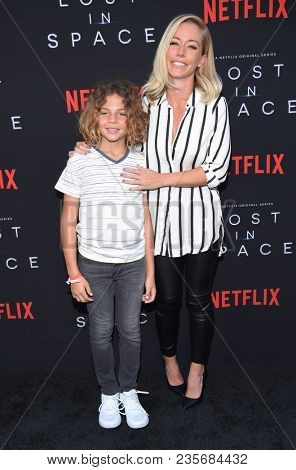 LOS ANGELES - APR 09:  Kendra Wilkinson and Hank Baskett IV arrives to the premiere of Netflix's 