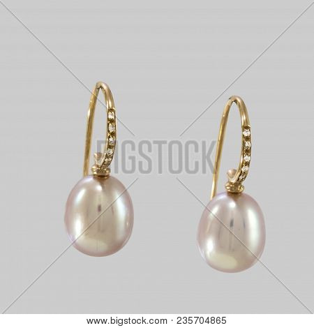 Earrings Made Of Yellow Gold And Tahitian Pearl
The Ear Jewelery Has Hooks Made Of Yellow Gold, Whic