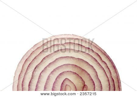 Die Hälfte der Zwiebeln Slice auf weiß