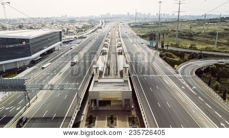 Rishon Le Zion, Israel -april 12, 2018: People Stand On The Road Near The Cars Holocaust Remembrance