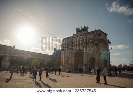 Paris, France - October 20, 2017: Arc De Triomphe Du Carrousel. Place Du Carrousel Is A Public Squar