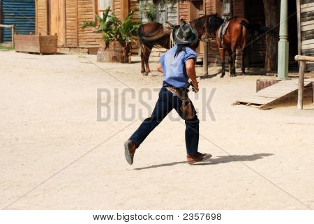 Cowboy loopt Over de straat