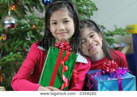 幸せな女の子のクリスマスを保持を示します