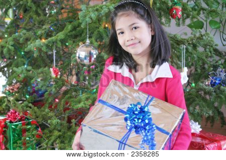 8 歳のクリスマス プレゼントを持って女の子
