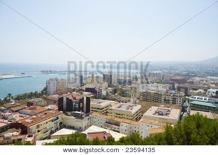 Typiske spanske landsby med hvide mure og røde tage, Denia Spanien