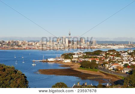 Spiaggia di Devonport con sfondo skyline Auckland