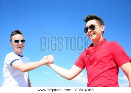 el sıkışan genç erkek