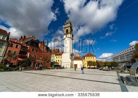 Bautzen, Germany - October 10, 2019: Kornmarkt Platz (kornmarkt Town Square) And Reichenturm (leanin