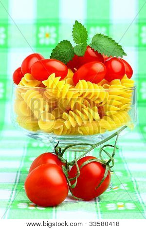 Vynikající cherry rajčata s těstovinami v poháru