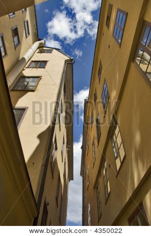 Cielo blu e la casa gialla