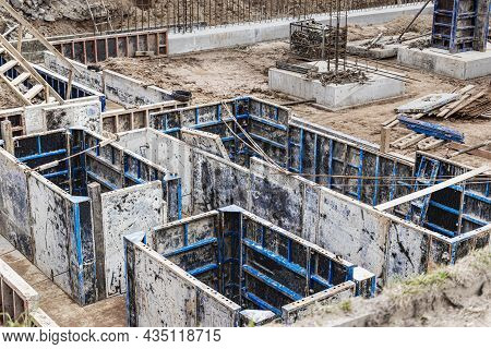 Base Plate. Pit Formation Of Grillage Is Completed. Forms Formwork Vertical Structures Of Lower Leve