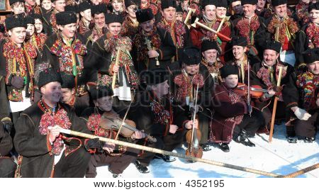 Houtsouls (ukrainien Highlanders) sont préparer à chanter Christmas Carols