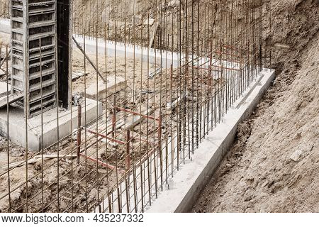 Base Plate. Pit Formation Of Grillage Is Completed. Forms Formwork Vertical Structures Of Lower Leve