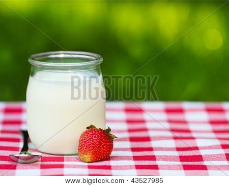 Yogurt alla fragola In un vasetto di vetro