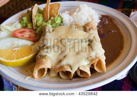 Enchiladas med ost og bønner