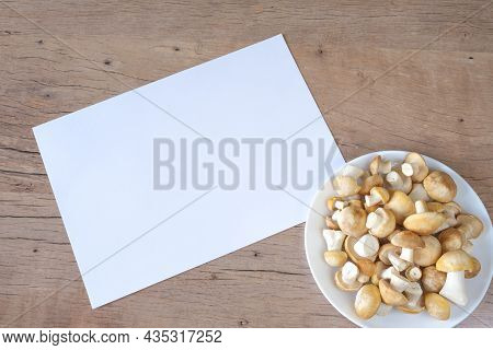 Spring Mushrooms Calocybe Gambosa Lie In A Round Plate. The Mushrooms Are Washed And Peeled. A Place