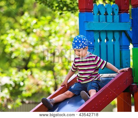 Niño jugando en la diapositiva