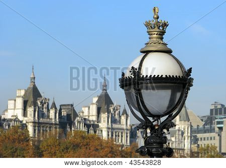 Straat Lamp met skyline van Londen.