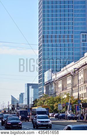 Warsaw, Poland. 4 Oktober 2021. Downtown Warsaw Street Traffic On Aleje Jerozolimskie Road