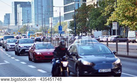 Warsaw, Poland. 4 Oktober 2021. Downtown Warsaw Street Traffic On Aleje Jerozolimskie Road