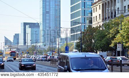 Warsaw, Poland. 4 Oktober 2021. Downtown Warsaw Street Traffic On Aleje Jerozolimskie Road
