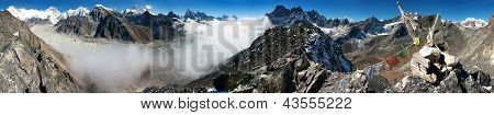 udsigt fra Gokyo Ri Everest, Lhotse, Cho Oyu og Ngozumba gletscheren med bøn flag - trek til Ever