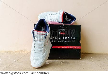Volzhsky, Russia-september 26, 2021: New White Sneakers Sketchers Street, Los Angeles, Uno. Selectiv