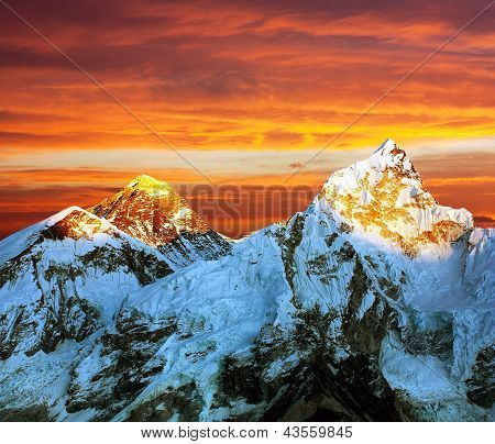 Herhangi bir zamanda Kala Patthar - Nepal üzerinden görünümünü renkli akşam