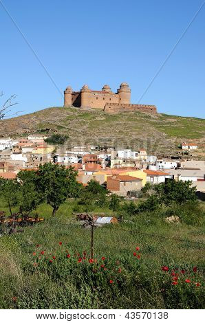 Hvide landsbyen og slottet, La Calahorra, Spanien.