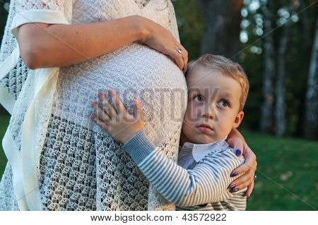 Schwangere Mutter und ihr Sohn