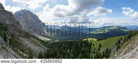Stunning Panoramic View: The Famous Alp De Siusi - Seiseralm In South Tyrol. Also View To Rosengarte
