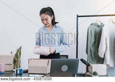 Asian Entrepreneur Is Preparing Her Clothes That Can Be Sold In Paper Boxes For Delivery To Customer