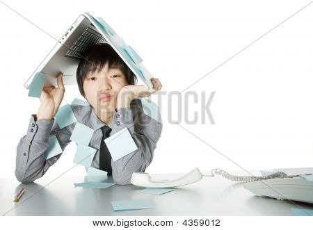 年轻男子坐在一张桌子，有隐藏的问题