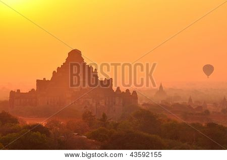 Bagan im sunrise