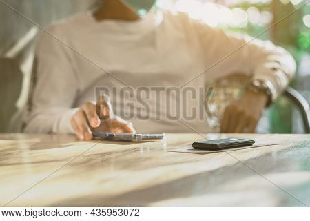 Queue Wireless Calling System Restaurant Or Pager Customers System With Invoice On Table With Blur I