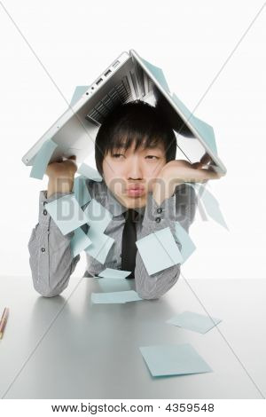 年轻男子坐在一张桌子