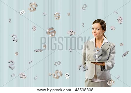 Business-Frau lächelnd und hält eine Tabelle