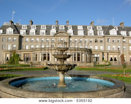 Springvand med gamle Country House