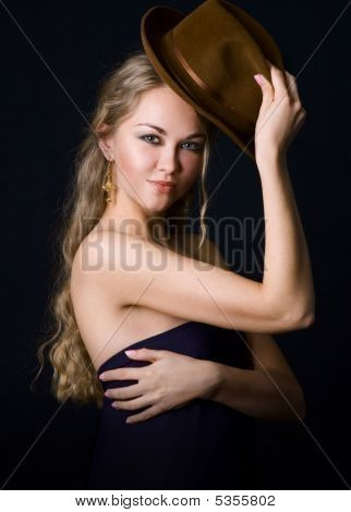 Menina com um chapéu