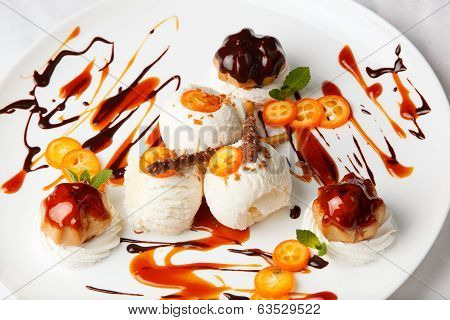 Ice cream with kumquat and meringue biscuits