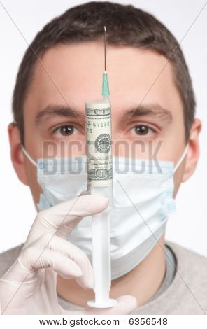 Ritratto di uomo In maschera Holding con soldi siringa Close-up