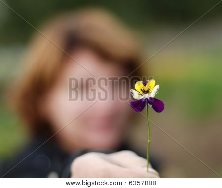 少女の花を持つ