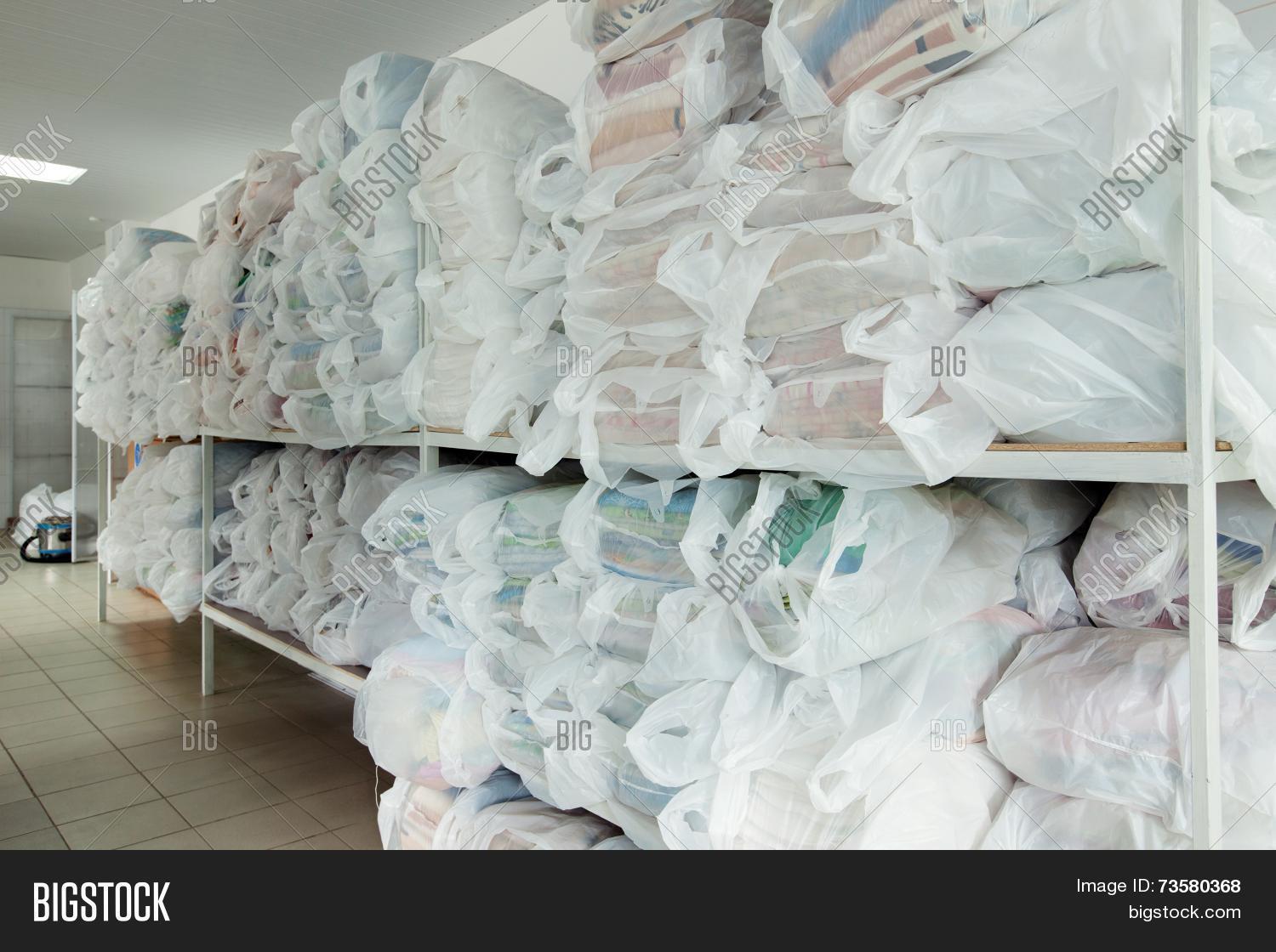 Стеллаж для прачечной в доме. Шкаф для постельного белья и полотенец. Комната для хранения чистого белья. Кладовые для хранения белья в больнице. Стеллажи для белья в прачечной.