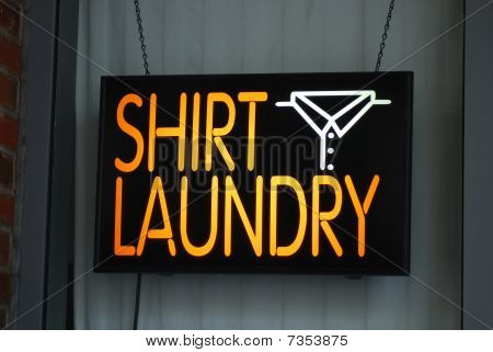 Un segno al neon del negozio lavanderia camicia