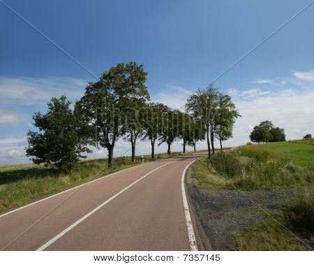 Landstraße im deutschen Harz