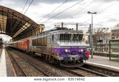 Regional train hauled by an electric locomotive at Avignon station